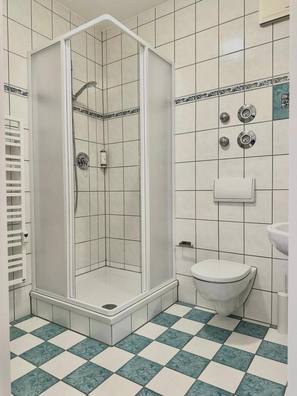 Raha Apartments - Modernes Studio-Apartment - Hbf - Gratis Parkplatz Erfurt Kültér fotó