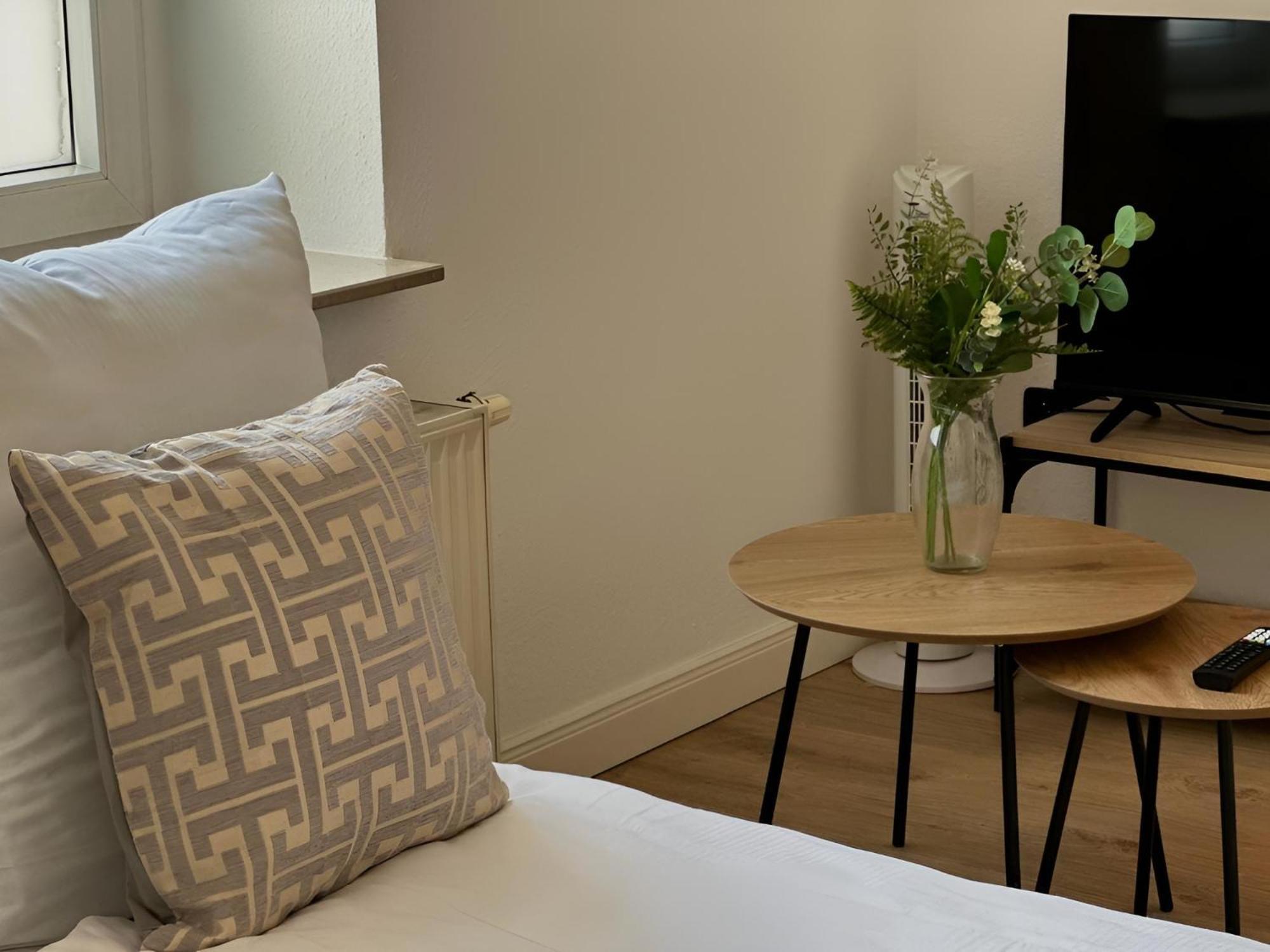 Raha Apartments - Modernes Studio-Apartment - Hbf - Gratis Parkplatz Erfurt Kültér fotó